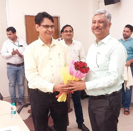 दिनांक 4-10-2023 को क्षेत्रीय निदेशक महोदय द्वारा श्री रत्नेश कुमार गौतम बीमा आयुक्त महोदय का क्षेत्रीय कार्यालय जयपुर में स्वागत